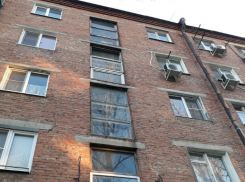 Трухлявое окно обвалилось с четвертого этажа подъезда многоэтажки на головы прохожим в Ростове