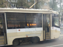 Ростовский трамвай не выдержал и задымился на Театральной площади