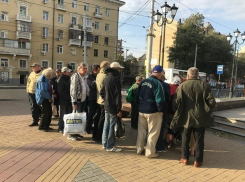 Ростовчанка на собственные средства кормит голодных пенсионеров