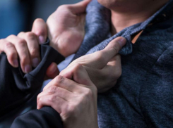 Полицейский и военный устроили драку на парковке ТЦ под Ростовом