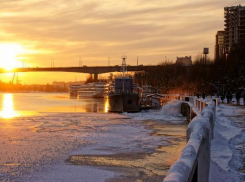 Во время прогулки по ростовской набережной девушка упала в Дон