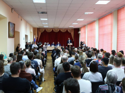 Глава Ростова провел встречу с жильцами дома в Пролетарском районе, пострадавшего от атаки БПЛА