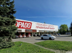 Задыхавшихся от дыма продавцов и посетителей эвакуировали из горящего «Эльдорадо» в Ростове