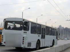 Водитель автобуса высадил упавшего в обморок пассажира, не оказав первой помощи