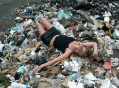 После отказа заняться сексом на лавочке молодая жительница Ростова оказалась в мусорном баке