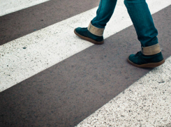 Лихой водитель легковушки «сломал голову» парню на пешеходном переходе Ростова