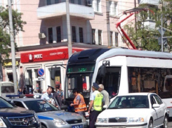 Гигантскую пробку в центре Ростова создал попавший в ДТП новейший низкопольный трамвай 