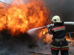 Иномарку вместе с гаражом поглотило бушующее пламя в Ростове