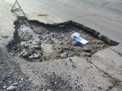 Аварийную дорогу Ростова, на которой автомобили теряют колеса, потребовал отремонтировать губернатор
