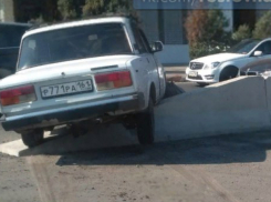 Резвая Лада «запрыгнула» на новый отбойник в Ростове-на-Дону