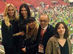 Потрясающую новость о чемпионстве «Спартака» сексуальная модель из Ростова отпраздновала на стадионе