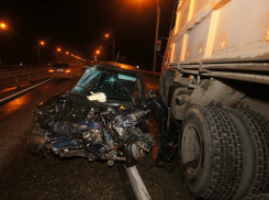 Серьезные травмы получил молодой водитель легковушки после скоростного тарана КамАЗа под Ростовом