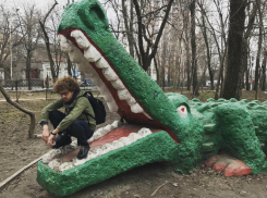 Известный московский блогер после запрета на въезд в США оказался в пасти крокодила в Ростове