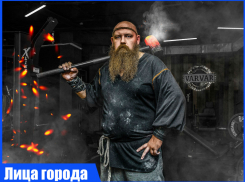 Ростовский актер Юрий Алехин голыми руками гнет подковы и сворачивает в рулет сковородки