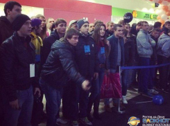 В Ростове прошел чемпионат по метанию мобильников: победитель выиграл iPhone 6. Видео