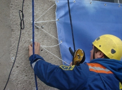 Смерть рабочего на высоте от удара током вызвала наказание директора 