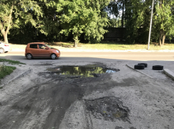 Опасная двухметровая «ловушка» для водителей образовалась в Ворошиловском районе Ростова