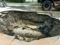 В Ростове на улице Вересаева провал образовался из-за прорыва водовода