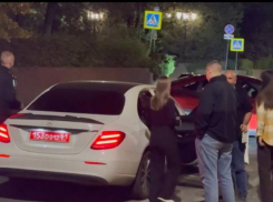 Молодежь на авто с дипломатическими номерами слушала запретный рэп и выпивала в Ростове