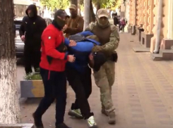 В Ростовской области сбытчика сильнодействующих препаратов задержал спецназ — видео