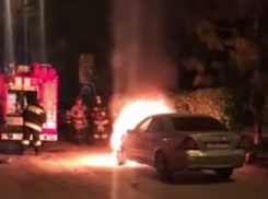 Отчаянные попытки затушить вспыхнувший на дороге Mercedes в центре Ростова попали на видео