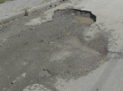 Кратеры на ростовских дорогах покушаются на автомобили горожан