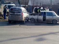 Пассажира зажало в автомобиле после ДТП в Ростове