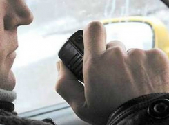 Молодой пассажир ударил по голове таксиста и выкинул его из машины в Ростовской области