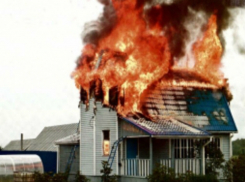 Женщина и ее годовалый ребенок серьезно пострадали при пожаре в частном доме Ростова