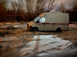 Скорая помощь в Новошахтинске не смогла вовремя приехать к пациенту из-за ямы на дороге