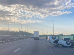 Автомобиль перевернулся на крышу во время ДТП на трассе в Ростовской области