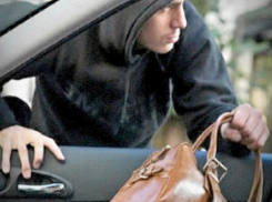 Прохожего в Новочеркасске соблазнила сумка попавшей в аварию автоледи