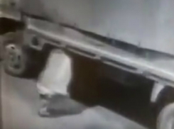 Оторопевшими глазами наблюдал ростовчанин за кражей аккумулятора из своего грузовика, попавшей на видео 