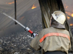 Здание малярного цеха сгорело в Ростовской области из-за замыкания электропроводки