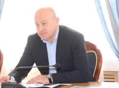 Депутат гордумы Ростова зарабатывает больше 300 тысяч в месяц и ездит на дорогой иномарке