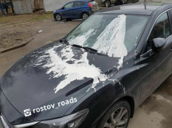 Плохо смываемой краской наказали три дорогих автомобиля за «бесплатную» парковку в Ростове