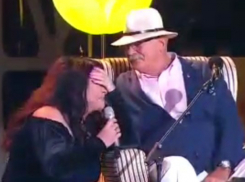 Лолита потрясла зрителей «Новой волны» эмоциональной песней об уроженке Таганрога Фаине Раневской