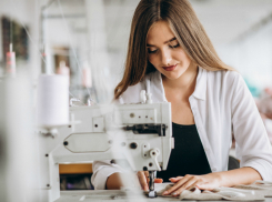 В Ростове ищут швей, которые будут создавать женскую одежду за 50 тысяч рублей в месяц