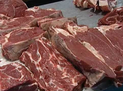 Около ростовской больницы свининой и говядиной торговали с земли