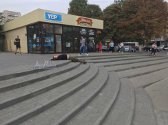 Спокойно спящий на ступеньках мужчина рассмешил жителей Ростова