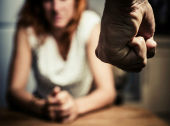 Мужчина до полусмерти избил любовницу во дворе частного дома Ростовской области