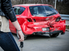 В Новочеркасске молодой мотоциклист погиб после столкновения с двумя автомобилями