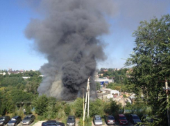 Черную тучу от горящего в Ростове автосервиса было видно даже в Батайске
