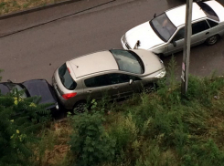 «Пересчитал» не глядя припаркованные автомобили устроивший тройное ДТП водитель в Ростове