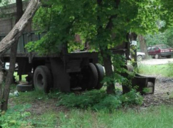 Коммунальную квартиру из брошенного прицепа соорудили ростовские маргиналы