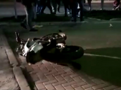 Страшные последствия столкновения автомобиля и мотоцикла в Ростове попали на видео