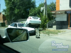 Одна иномарка припарковалась на капоте второй на Нансена