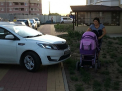 Нагадить на капот перекрывшему тротуар автохаму готовы вступившиеся за мать с коляской ростовчане