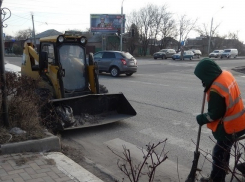 Реагенты с дорог Ростова коммунальщикам пришлось убирать вручную