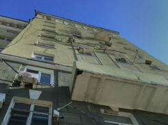 «Бомбардировка» огромными кусками бетона произошла на Большой Садовой в Ростове